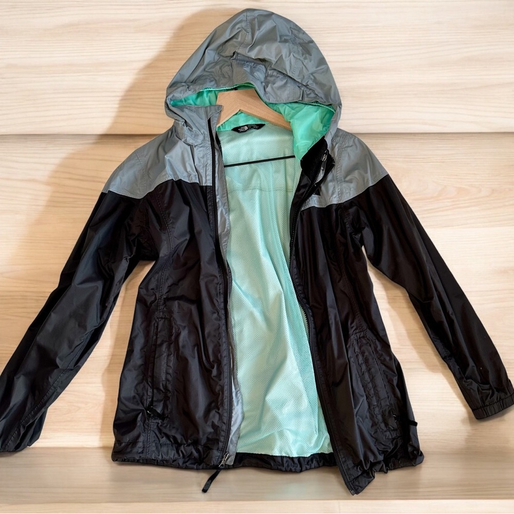 The north face girls 14-16 thin jacket